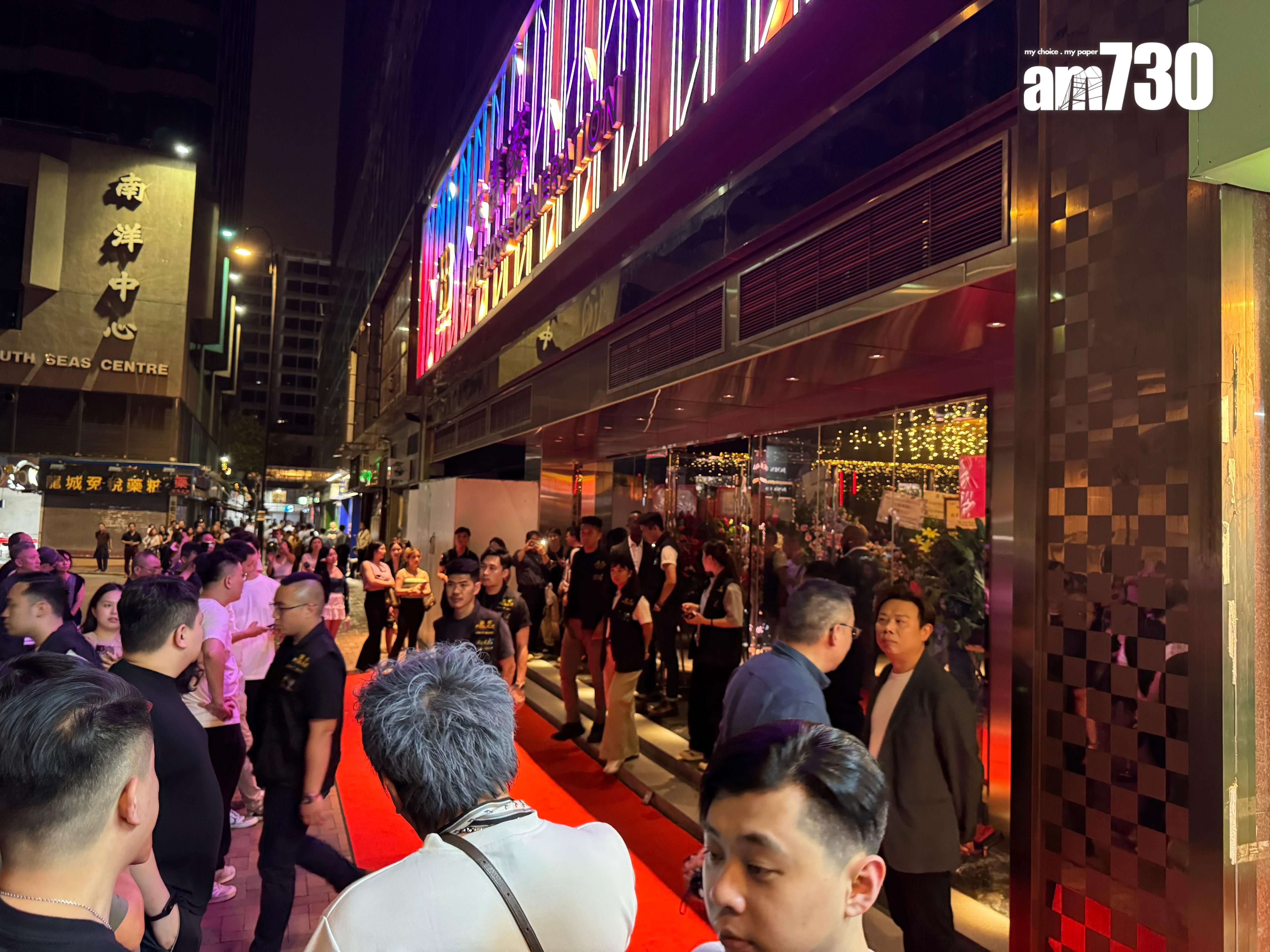 尖東大富豪夜總會重新開張首日晚上10時許，大批藍帽子、便衣警員和數名食環署人員進入新大富豪查牌。(am730記者攝)