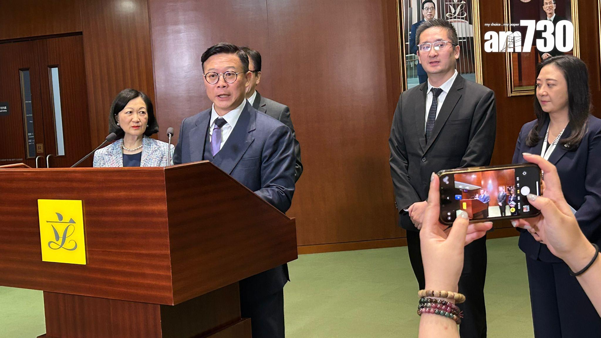 律政司副司長張國鈞在前廳交流會後見記者（陳芷晴攝）