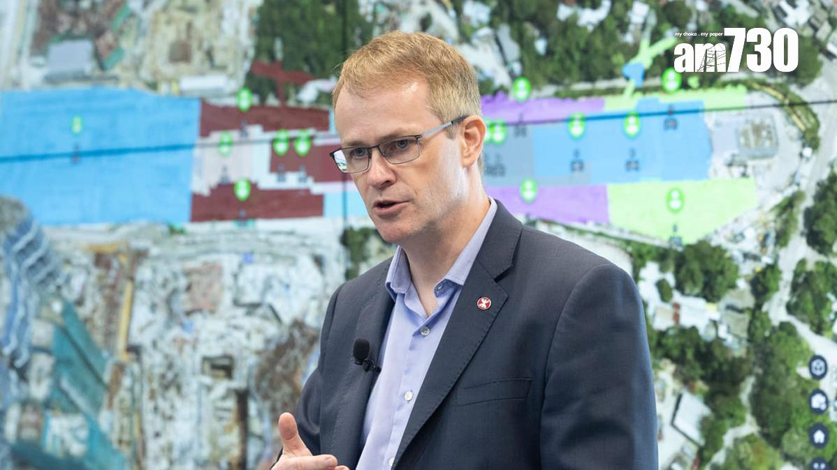 鄧輝豪稱，古洞站工程進度良好，旁邊的東鐵綫列車服務未曾受工程影響。(蘇文傑攝)