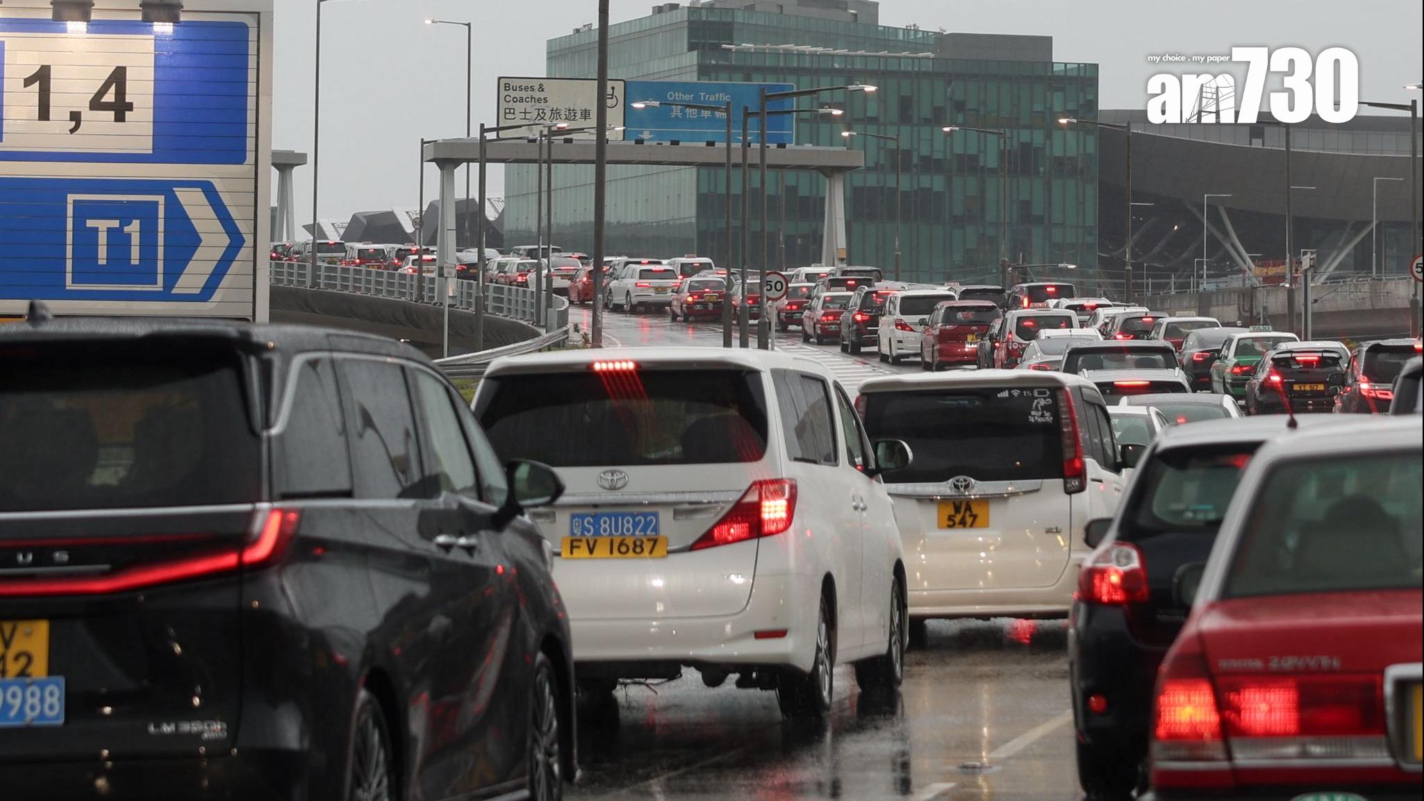往機場方向交通繁忙。(周令知攝)