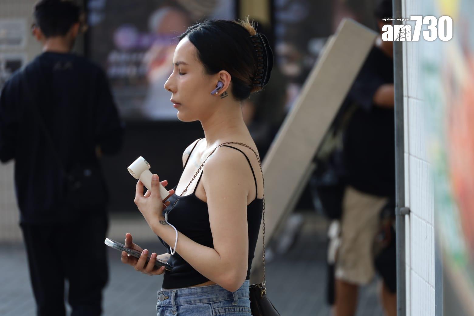 下午天氣極端酷熱，多處地區上升至35度左右。截至下午4時，天文台錄得最高氣溫34.3度，是1884年有記錄以來最熱的小暑。(鍾式明攝)