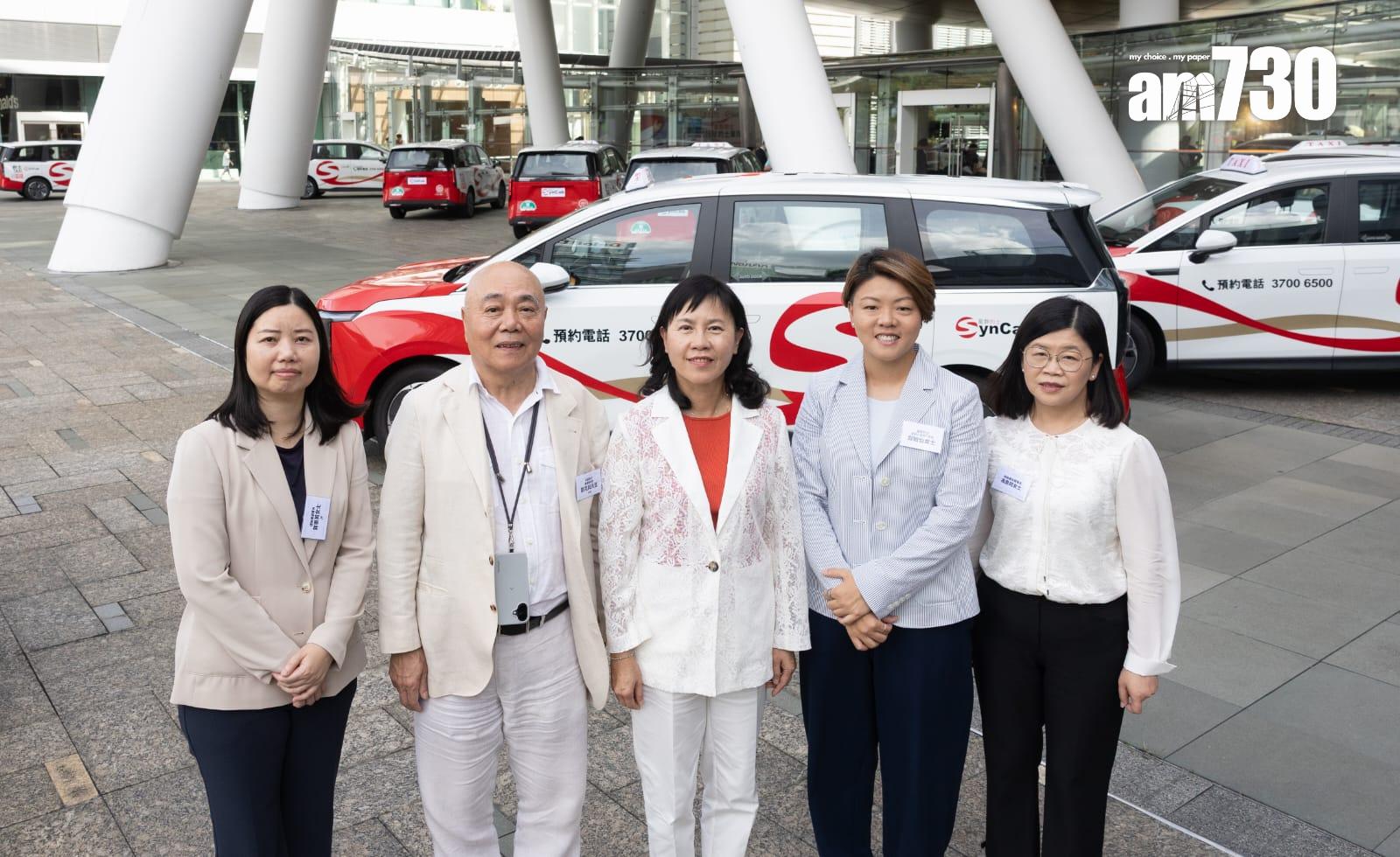 星群的士車隊獲發正式的士車隊牌照，即日起投入服務。(蘇文傑攝)