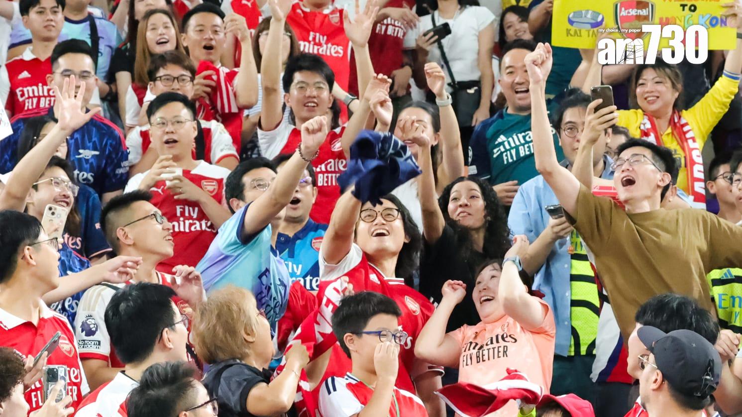 阿仙奴球員向球迷拋出練習球衣。(吳康琦攝)