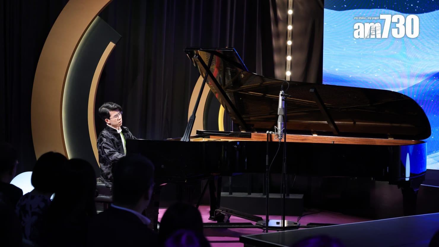 沈靖韜台上即場演奏。（吳康琦攝）