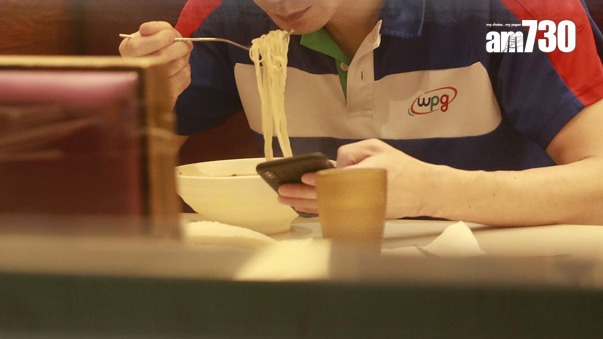不少食肆都採用二維碼落單，但市民不應隨意將之上傳至互聯網；圖非涉事人物。(資料圖片／林俊源攝)