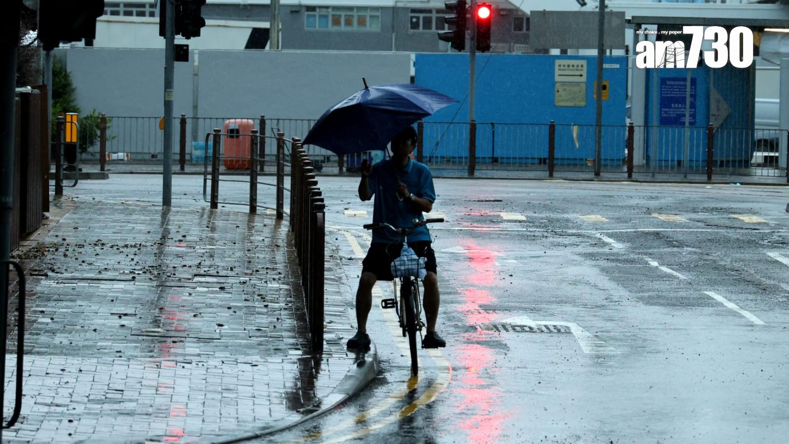 黑雨生效，至少維持至上午11時。(林俊源攝)