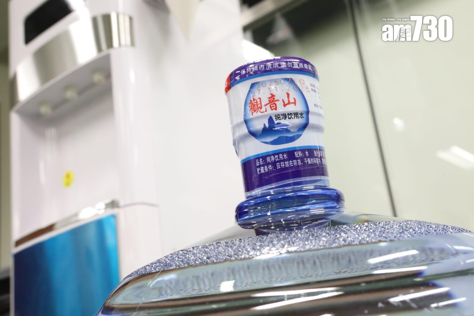 立法會秘書處確認7月底起跟隨政府採購「鑫樂觀音山」飲用水。(鍾式明攝)