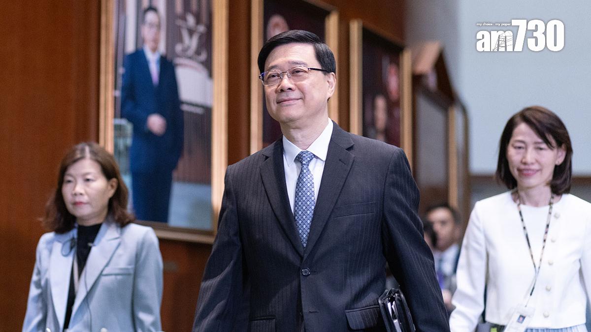 李家超(中)明日率領代表團前往澳門，葉文娟(右)將會隨行。(資料圖片／蘇文傑攝)