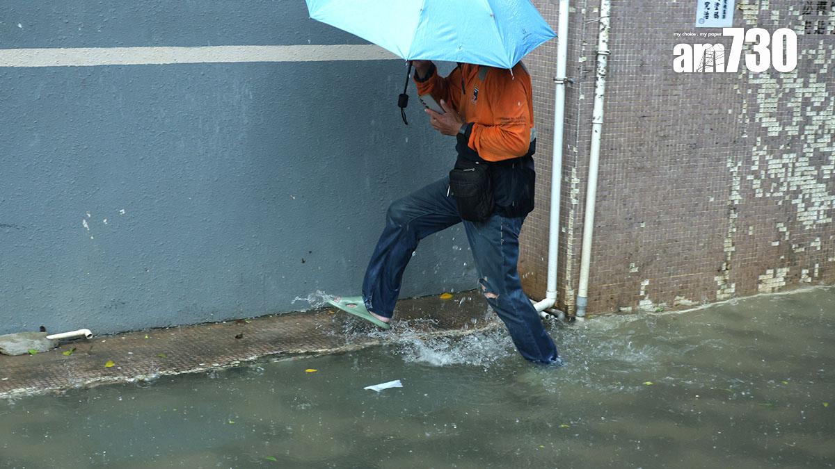 保安和物管界前線員工在惡劣天氣下，或難以前往上班地點。(資料圖片／林俊源攝)