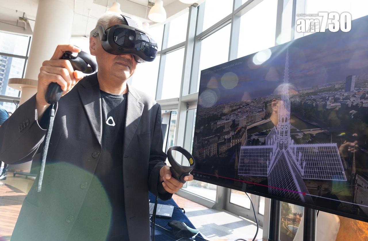 商務發展及服務主管張昌明指，展會期間大眾可試玩《 永恆聖母院》VR之旅。(蘇文傑攝)