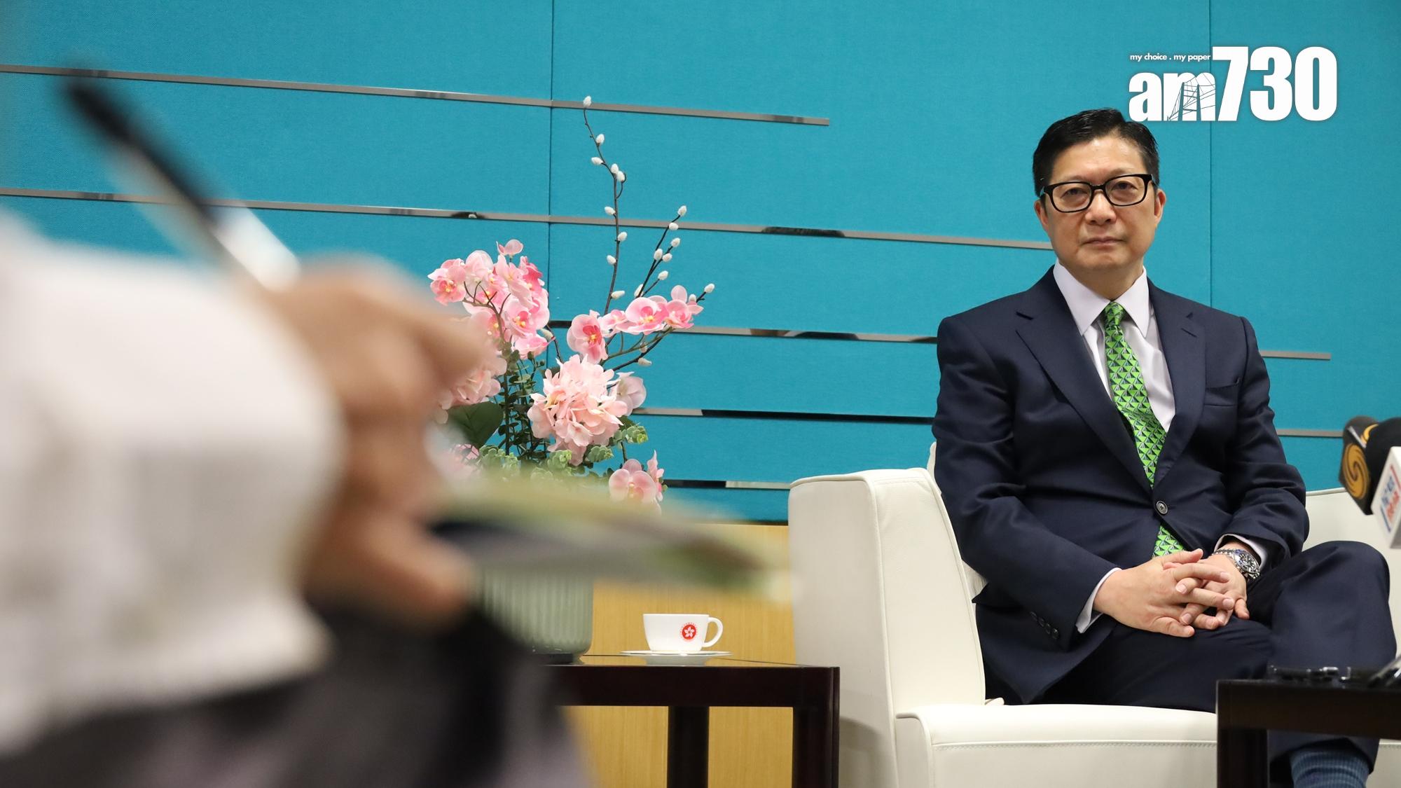 鄧炳強介紹施政報告中關於保安局的政策。(鍾式明攝)