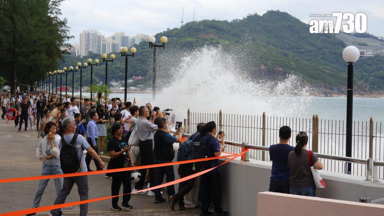 大量市民湧到岸邊觀浪。（鍾式明攝）