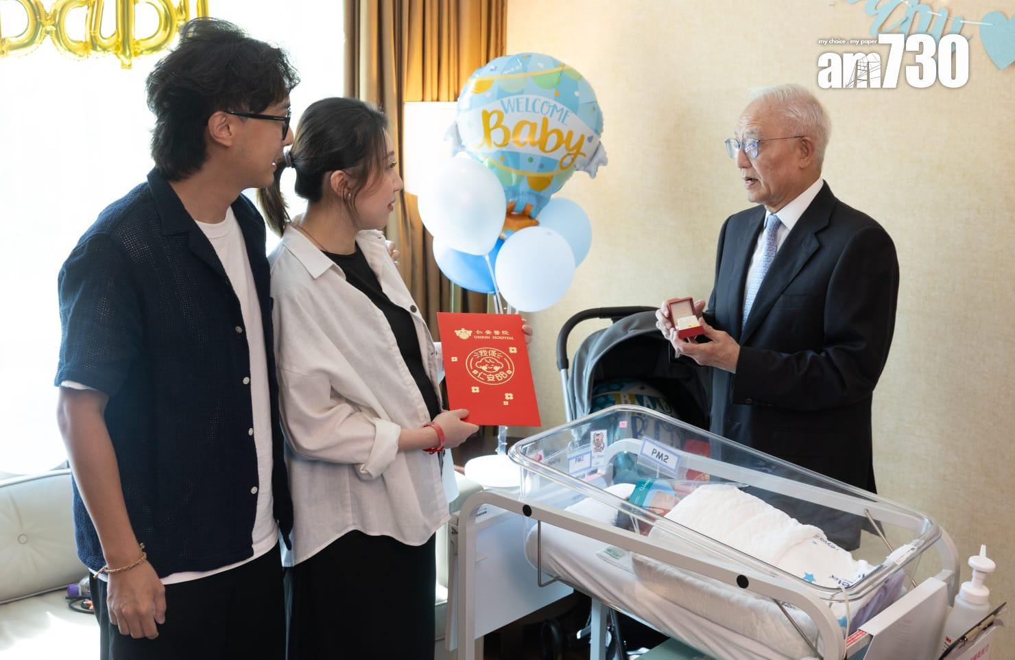 仁安醫院迎來第10萬名新生嬰兒，派逾10萬元利是。(蘇文傑攝)