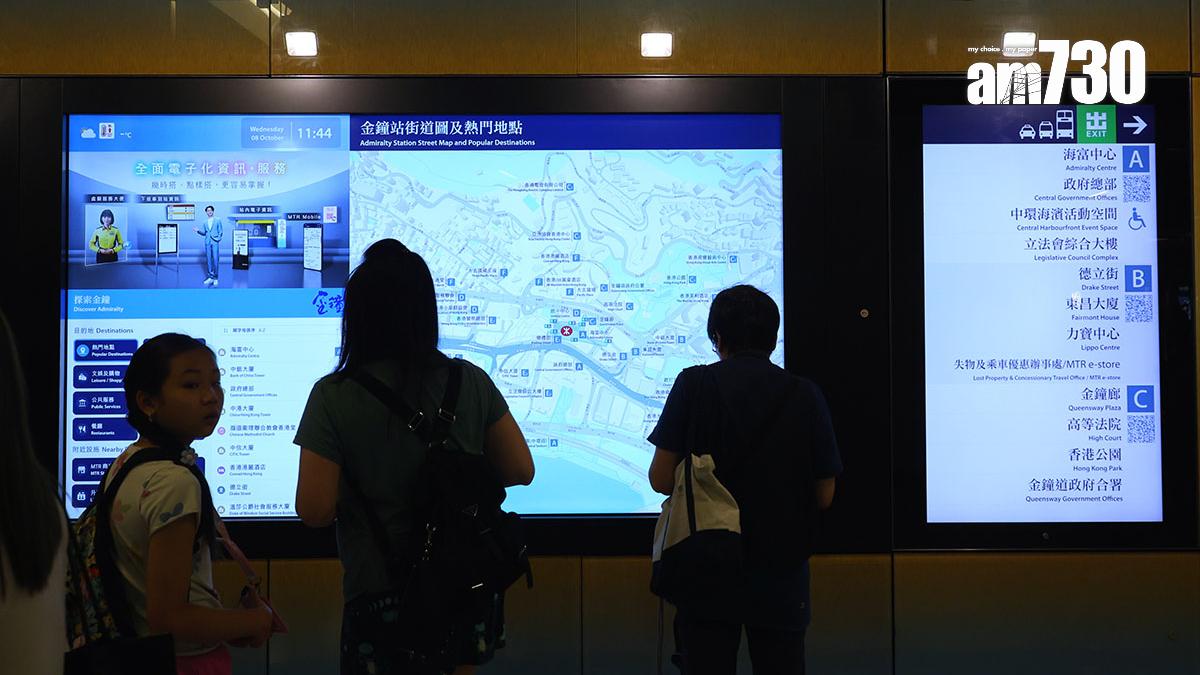 港鐵金鐘站大堂的街道圖近日改以電子屏幕形式顯示。(林俊源攝)