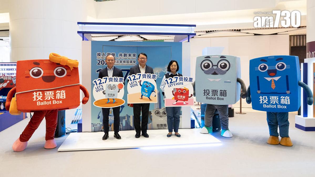 陳國基(中)與曾國衞(左)、麥美娟(右)參觀「選舉進社區」展覽。(蘇文傑攝)