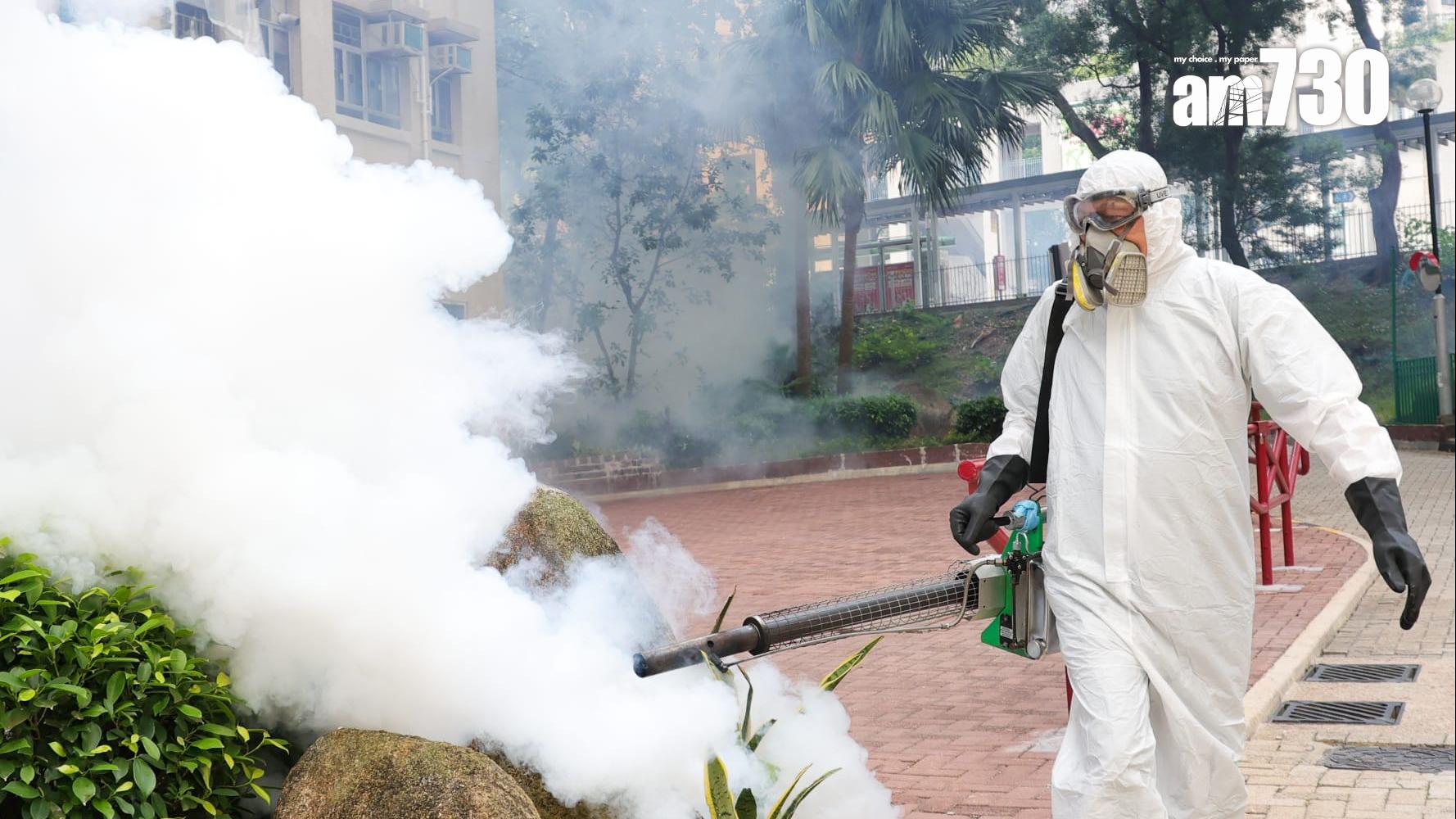 職員在區內進行滅蚊工作。(資料圖片)