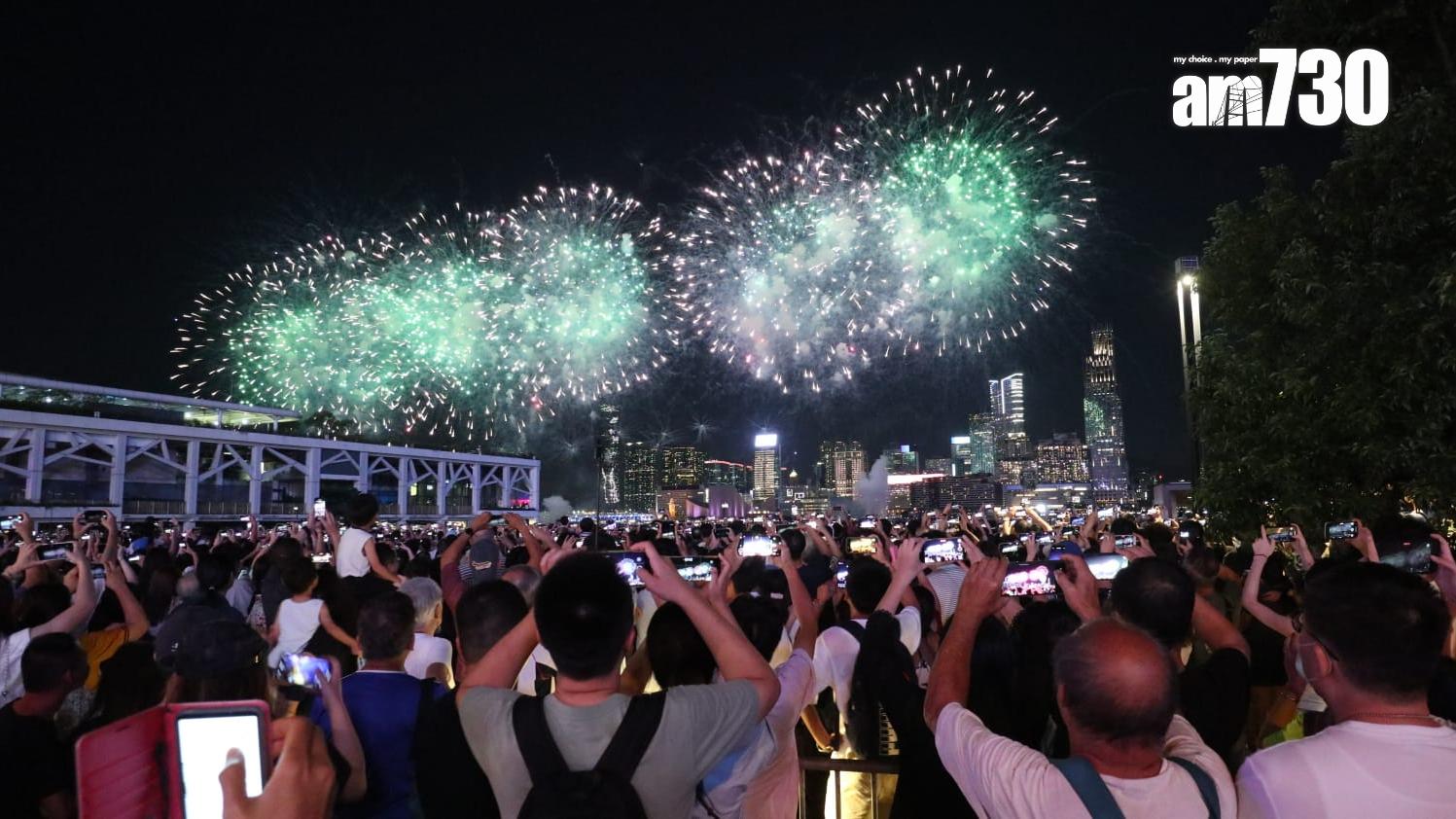 國慶煙花匯演維港上演　吸引大批市民及遊客觀看