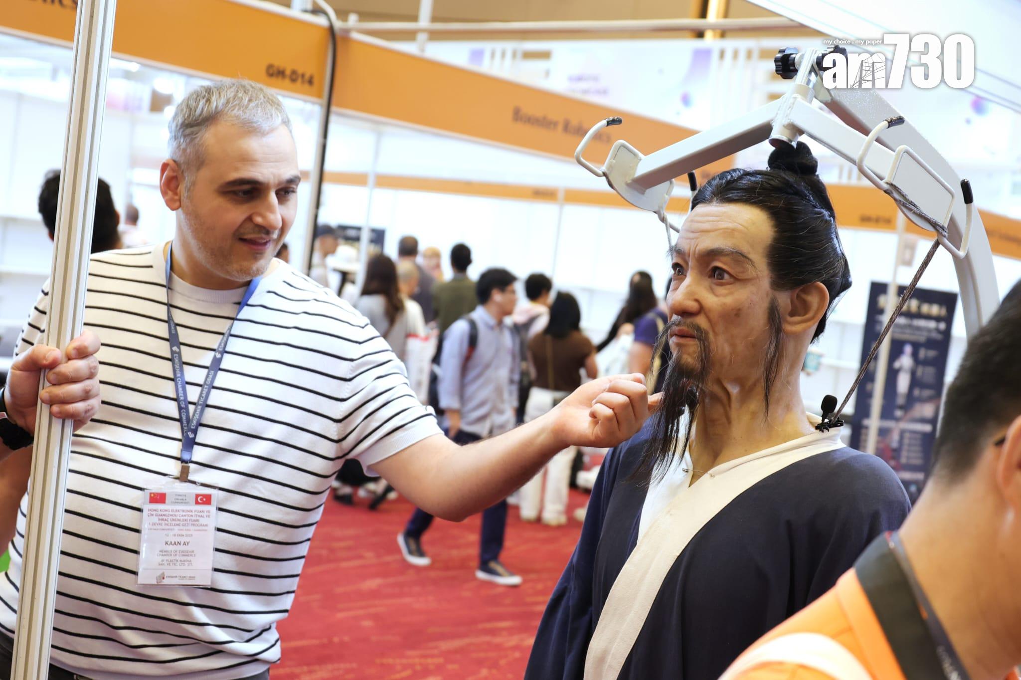 「云幕智造」展出了旗下的古人形象的「YMBot C型文旅款皮膚雙足人形機器人」。(吳康琦攝)