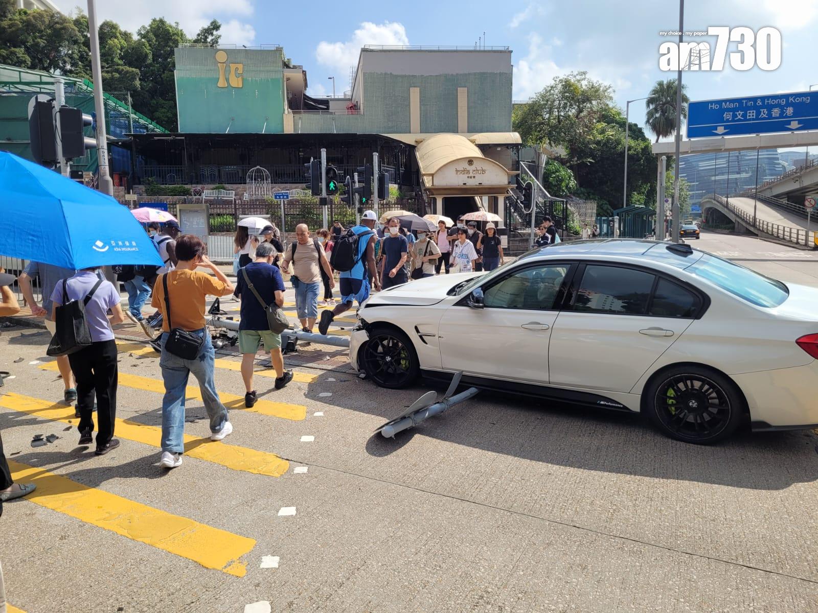 伊利沙伯醫院外加士居道，寶馬撞毀交通燈路牌。(讀者提供)