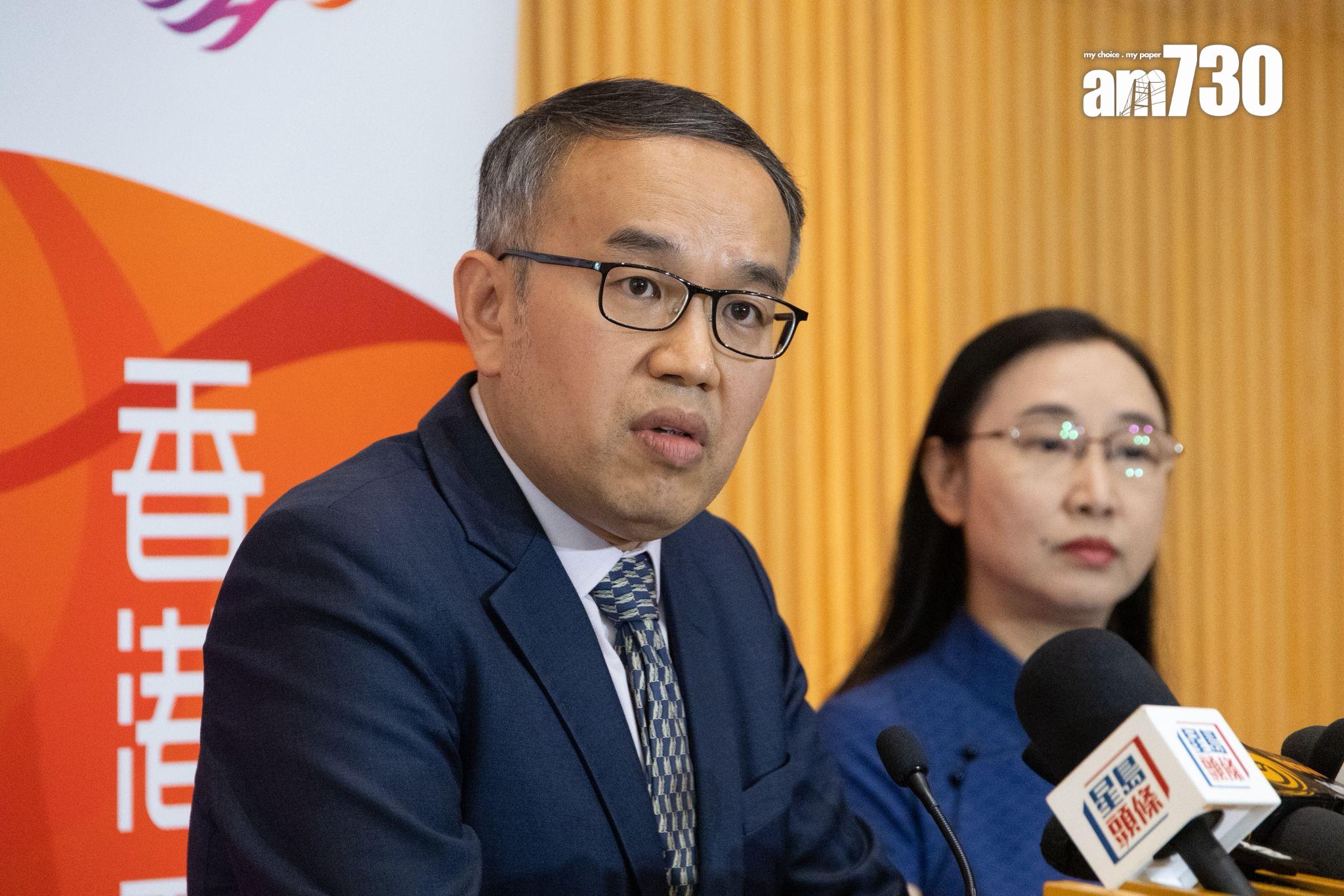 許正宇(左)指，政府下一步工作會進行紀律調查。(周令知攝)