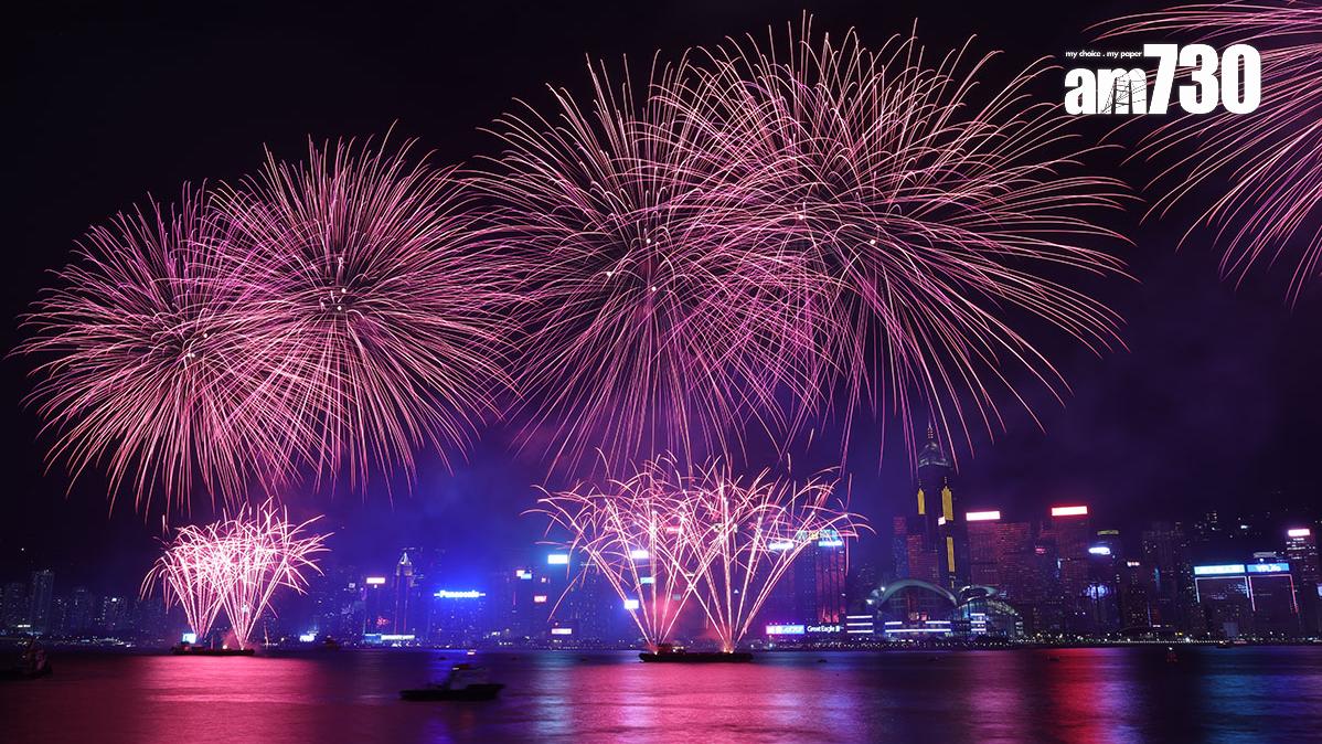 國慶75周年煙花匯演。(資料圖片／吳康琦攝)