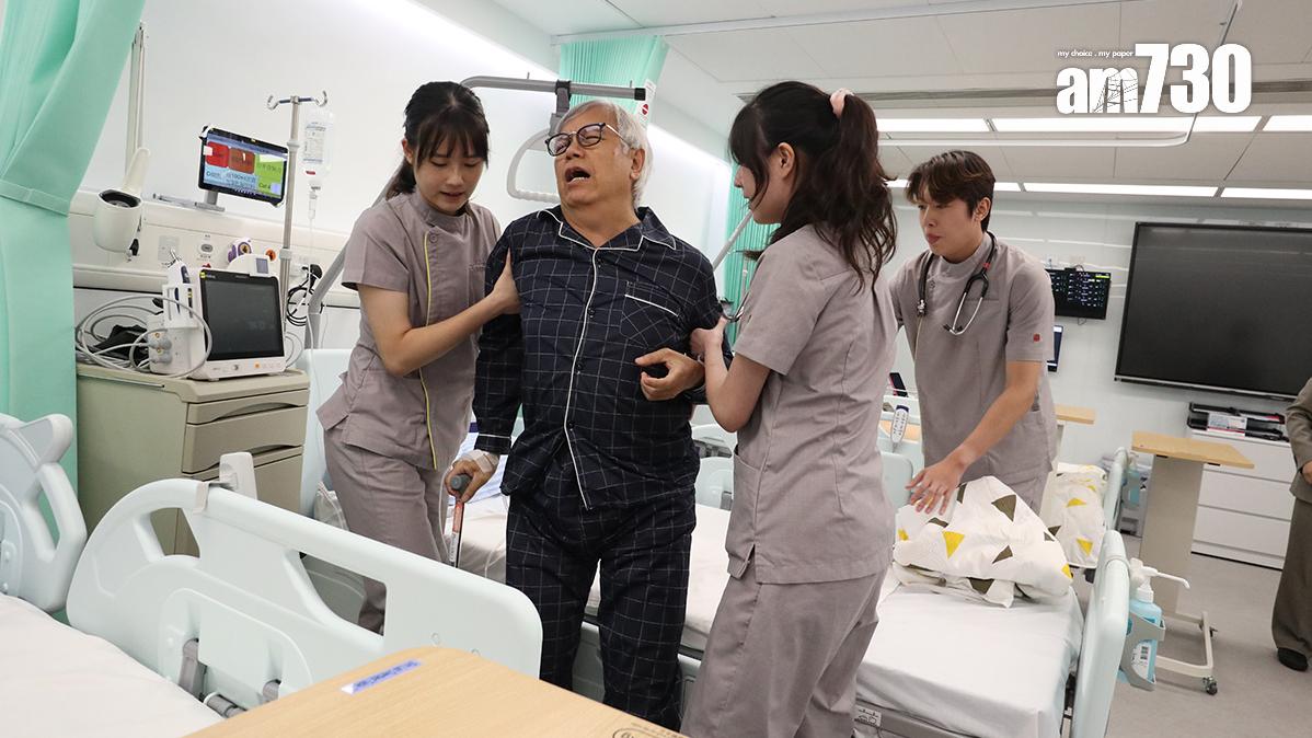 田啟文(左二)扮演成柏金遜和中風病人，由林藹怡(左一)等物理治療學生練習治療病人流程和溝通。(鍾式明攝)