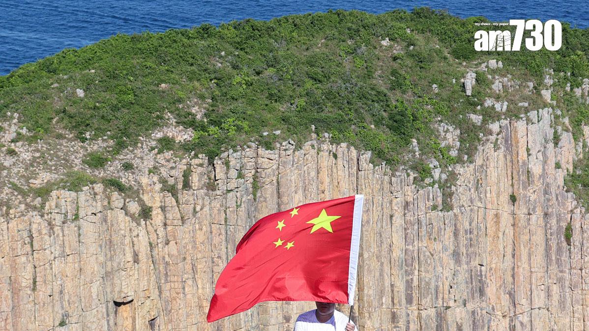 西貢萬宜水庫吸引不少內地旅客遊覽和「打卡」，有人帶同國旗到場揮舞。(吳康琦攝)