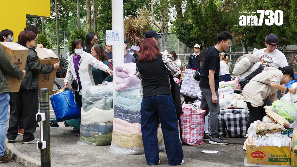 大埔宏福苑五級火發生後，大量熱心市民在附近為災民派發物資。(資料圖片／吳康琦攝)