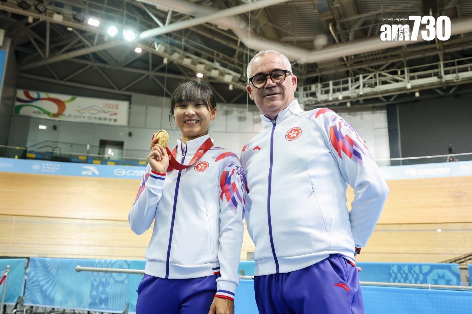 全運會場地自行車項目將於將軍澳香港單車館舉行。成功衛冕公路單車金牌的「小女車神」李思穎，將出戰女子麥迪遜賽和全能賽。港隊訓練期間，李思穎聯同總教練達海飛等全隊見傳媒。(周令知攝)