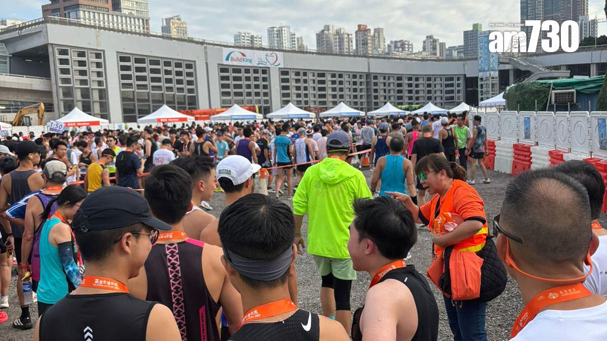 大批跑手完成賽事後，需輪候一段長時間領回個人物品。(讀者提供)