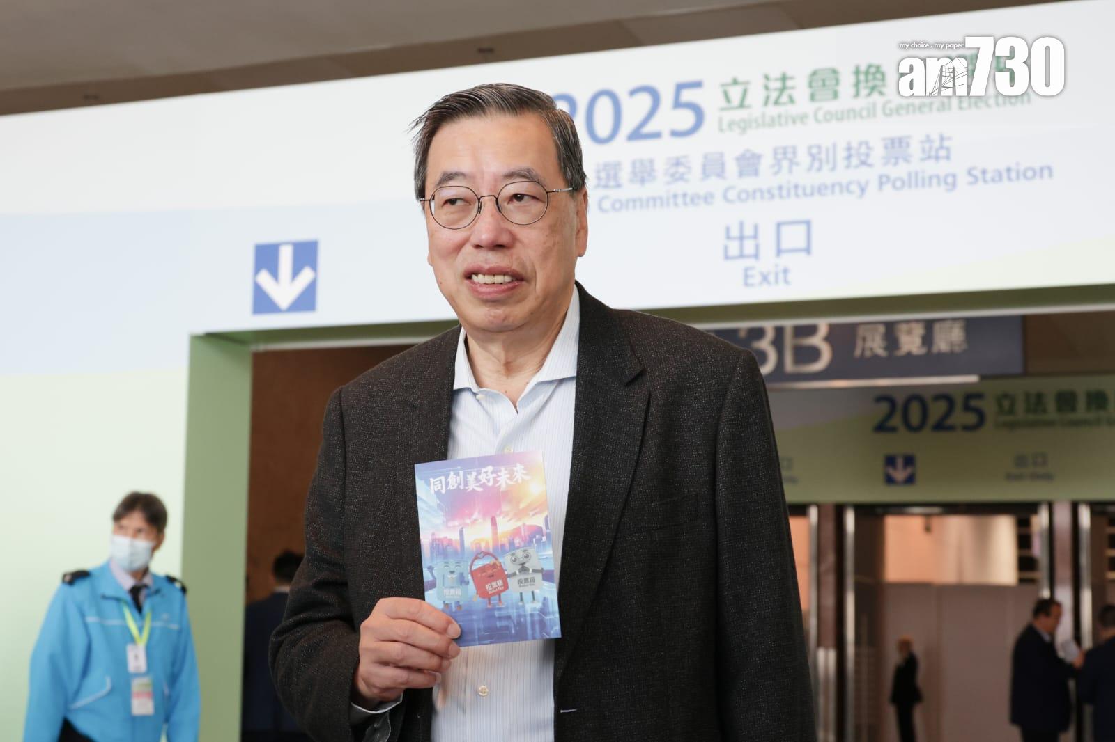 立法會選舉選出40席的選委會界別，在灣仔會展投票。立法會主席梁君彥認為選舉氣氛比上屆好，呼籲市民盡早投票。(吳康琦攝)