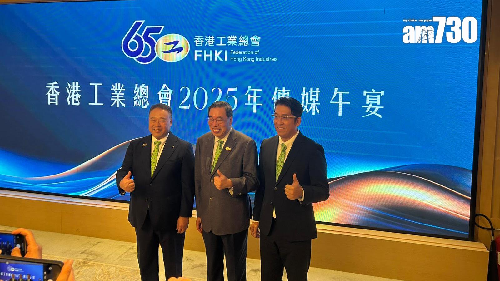 梁君彥（中間）交棒予工總黃永威（右一）（陳芷晴攝）