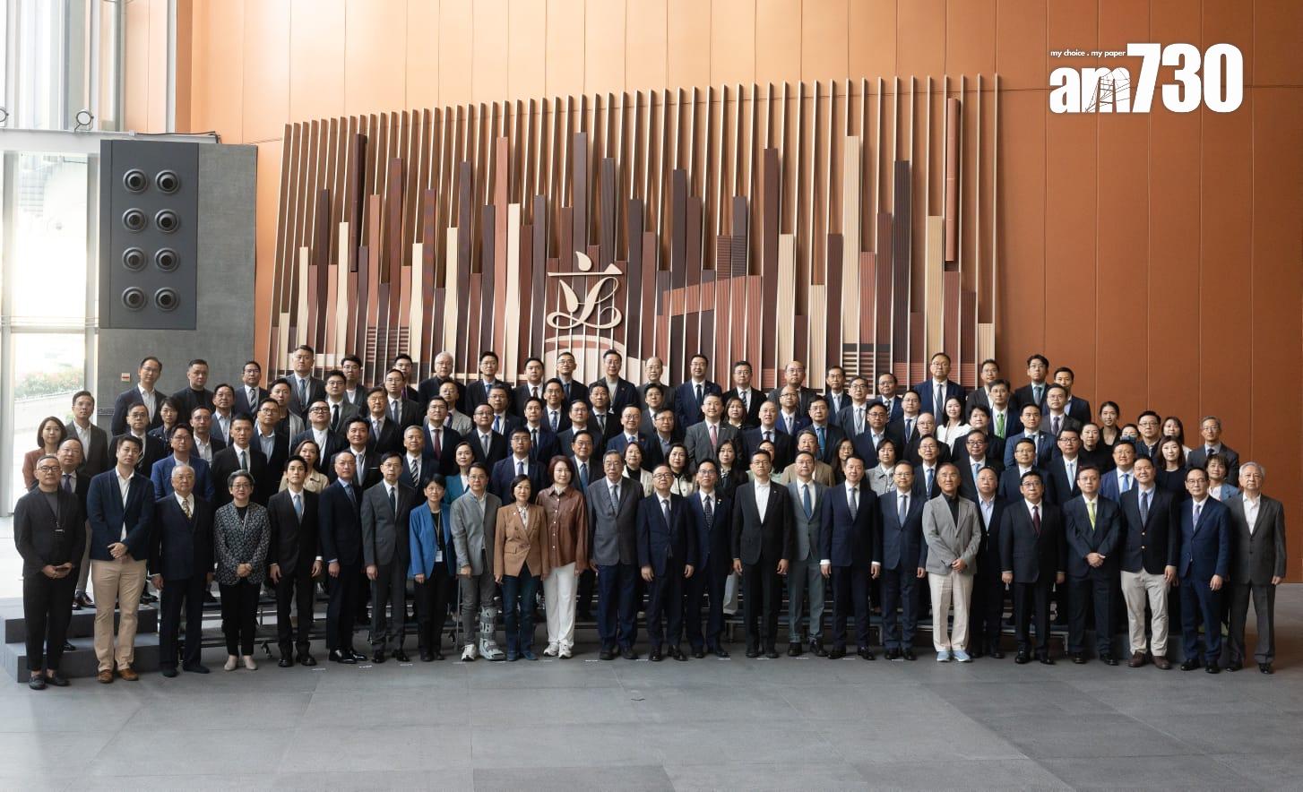 立法會新舊議員齊亮相，梁君彥冀新舊議員多交流，做到薪火相傳。(蘇文傑攝)