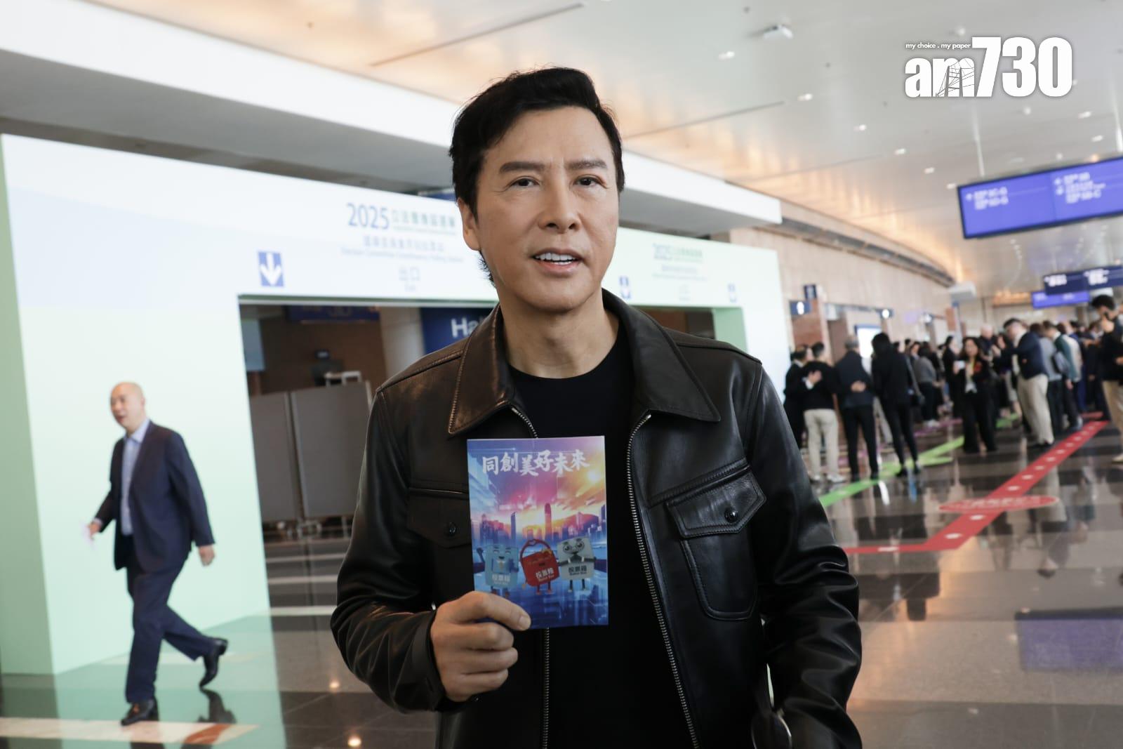 立法會選舉，甄子丹到會展票站投票。(吳康琦攝)