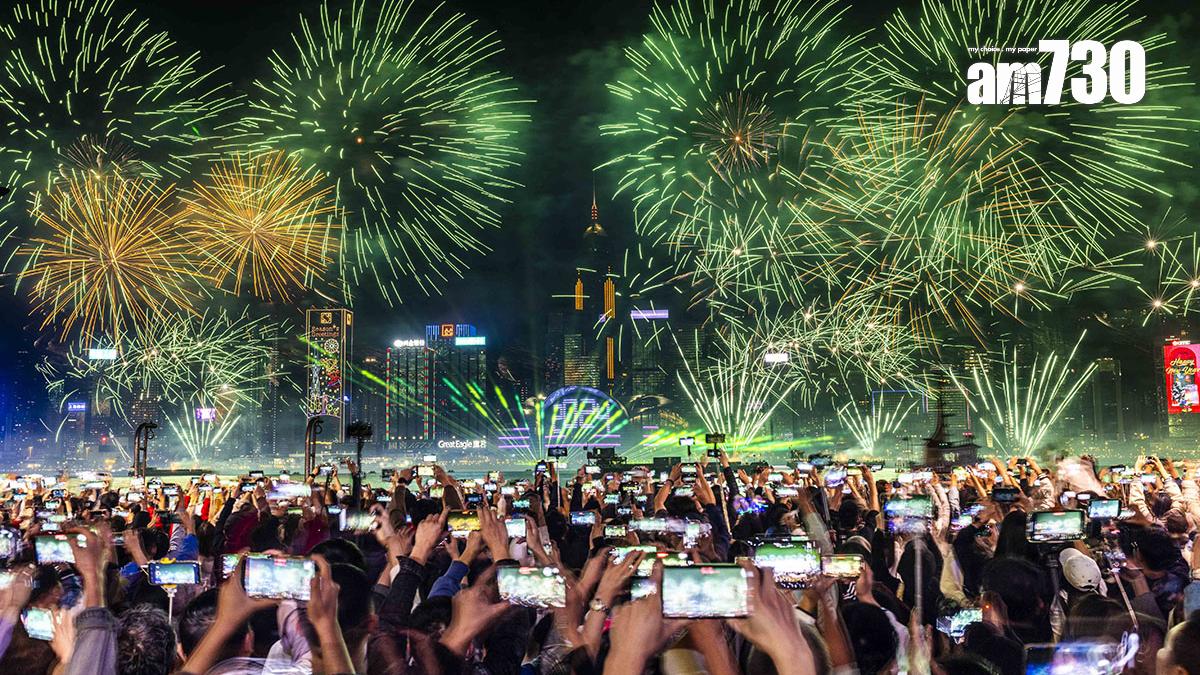 往年除夕夜有不少市民和旅客在尖沙咀欣賞跨年煙花匯演。(資料圖片／蘇文傑攝)