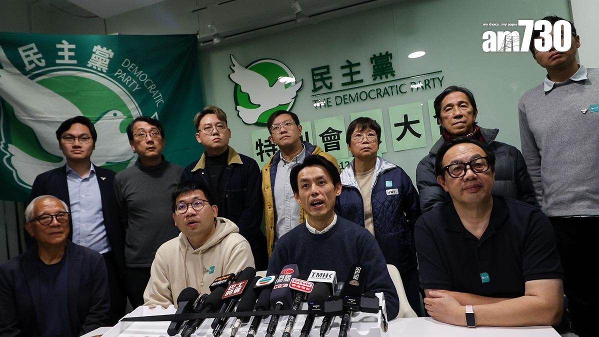 羅健熙(前排右二)宣布，民主黨正式通過解散及清盤決議。(周令知攝)