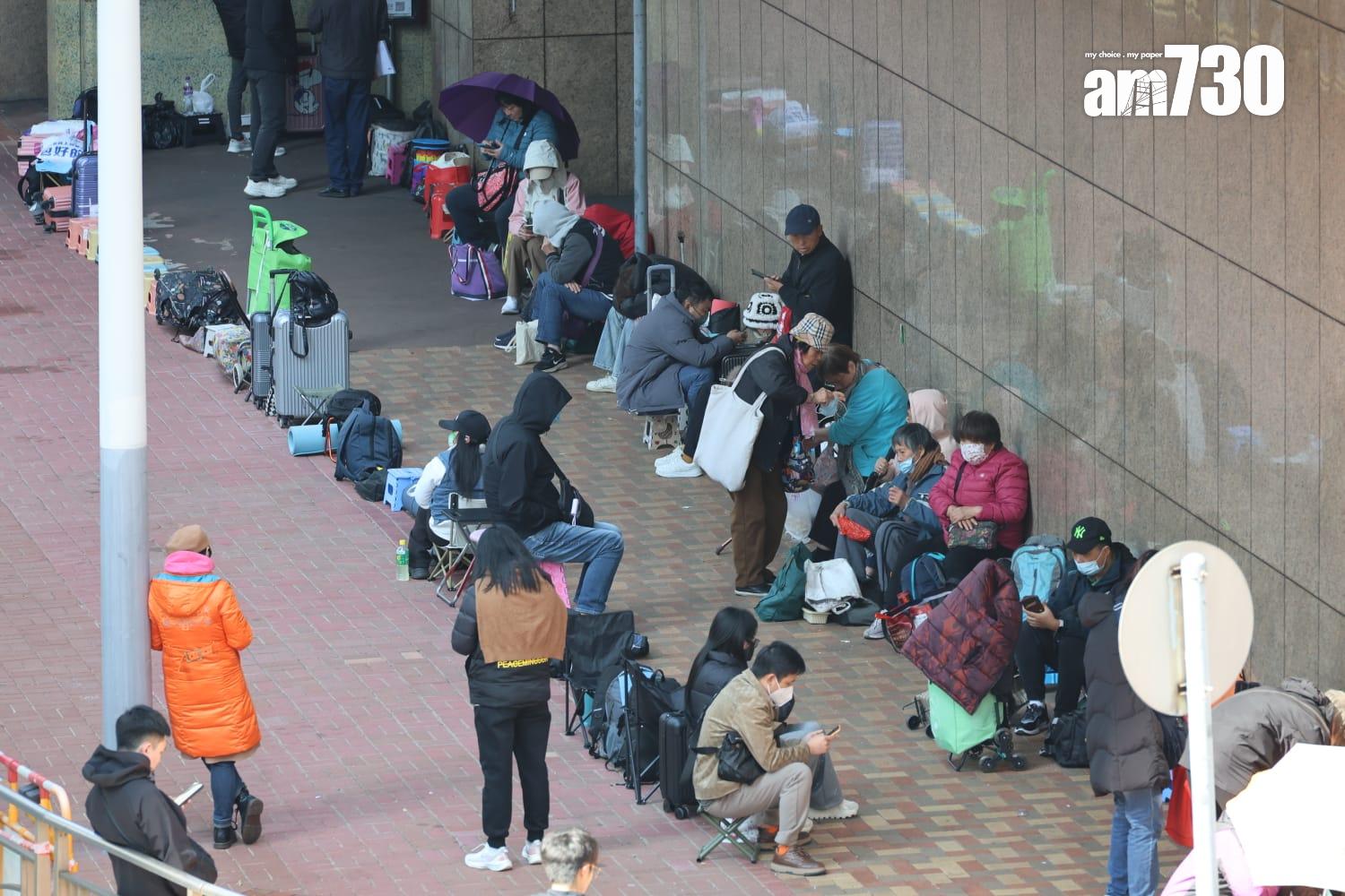 運輸署金鐘牌照事務處外近日出現排隊黨，通宵輪候取籌辦理「免試簽發香港駕駛執照」。(鍾式明攝)