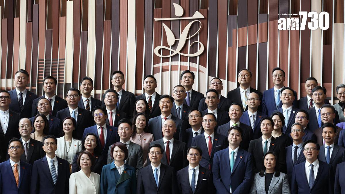 立法會議員完成宣誓後，與特首和政府官員合照。(周令知攝)