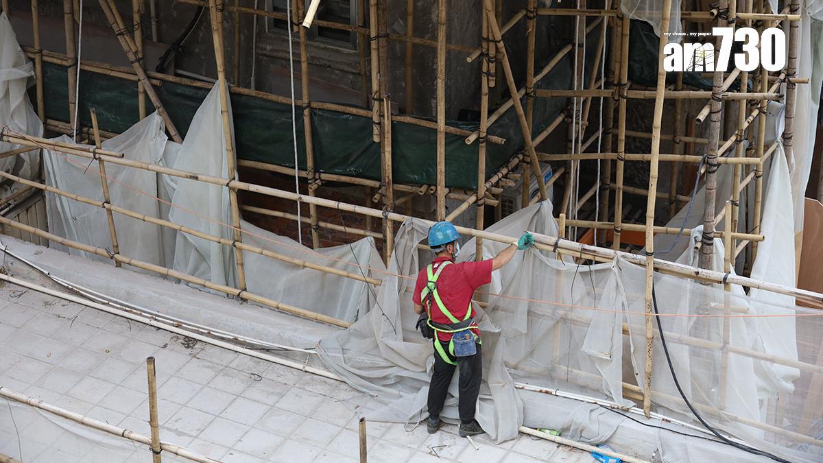 政府上月要求所有正進行大維修的大廈移除棚網。(資料圖片／鍾式明攝)